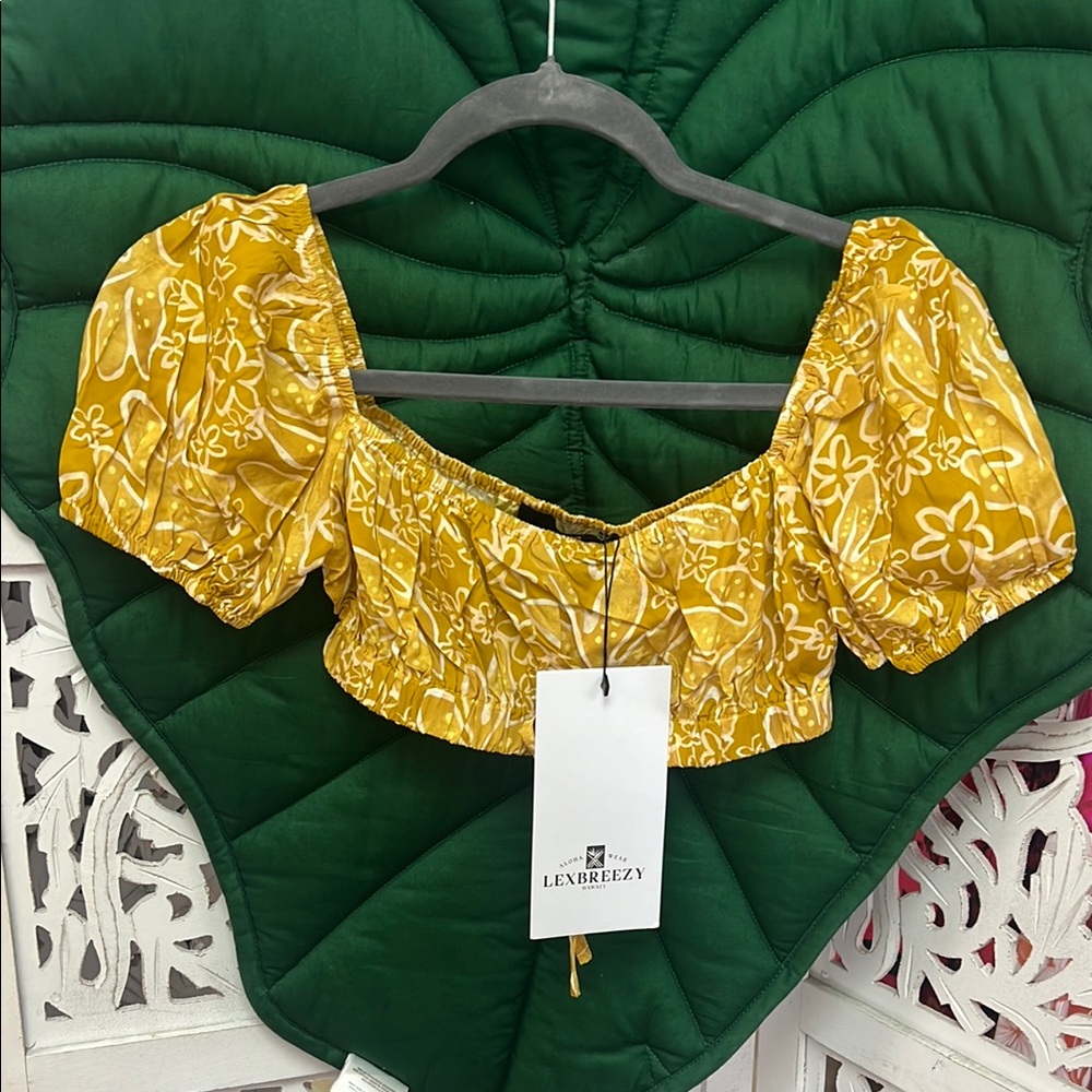 NWT Lex Breezy mustard yellow/ Gold lauae plumeria print crop top. Tie front. XS